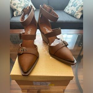 Very G 2 Buckle Shoe Tan Womens size 10 New In Box